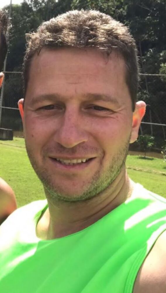 Sucesso na Ásia: Aposentado dos gramados, Raphael Botti sempre que tem um tempo marca presença nas ‘peladas’ de fim de semana no campo do Ribeirão do Matta, nas Fazendinhas do Ipiranga. No último sábado, quando o grupo participava de confraternização, chegou uma notícia auspiciosa para Botti: foi eleito o maior estrangeiro de todos os tempos do Vissel Kobe, do Japão. O espanhol Iniesta ficou em quinto lugar. O Vissel Kobe tem o maior número de estrangeiros da história e Botti, agora o número 1 do ‘ranking’, participou de cinco temporadas jogando 140 partidas. Anteriormente, ele jogou por cinco temporadas no futebol coreano. 