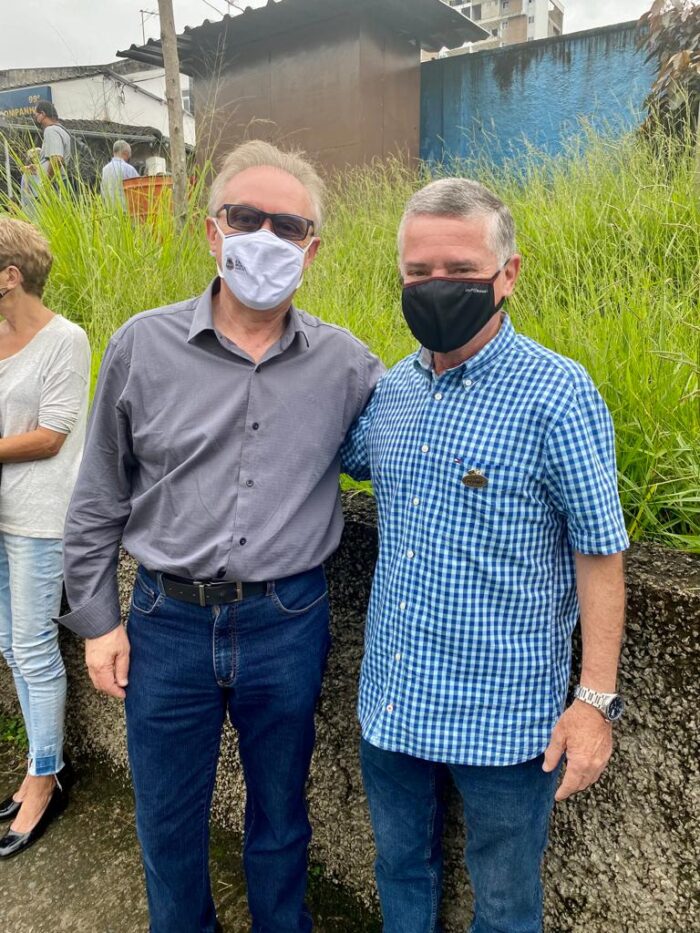 Eles Acontecem e JF Por Aí 1 Na fila da vacina: O presidente da Câmara, vereador Juraci Scheffer e o empresário Jovino Campos se encontraram ocasionalmente, na UBS de São Pedro, quando estavam na fila para tomar a terceira dose da vacina contra a Covid-19. Durante o bate-papo comentaram sobre a importância de incentivar a vacinação.