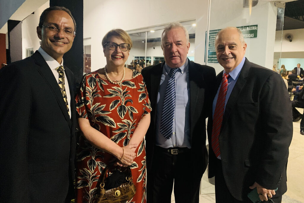 O presidente da Cesama, Júlio Cesar Teixeira (Engenheiro do Ano), a prefeita Margarida Salomão, Rômulo Monteiro de Andrade e Ricardo Miana 1 Margarida Salomao 131221 IMG 7169 enviada pelo Cesar Romero e1639437782337
