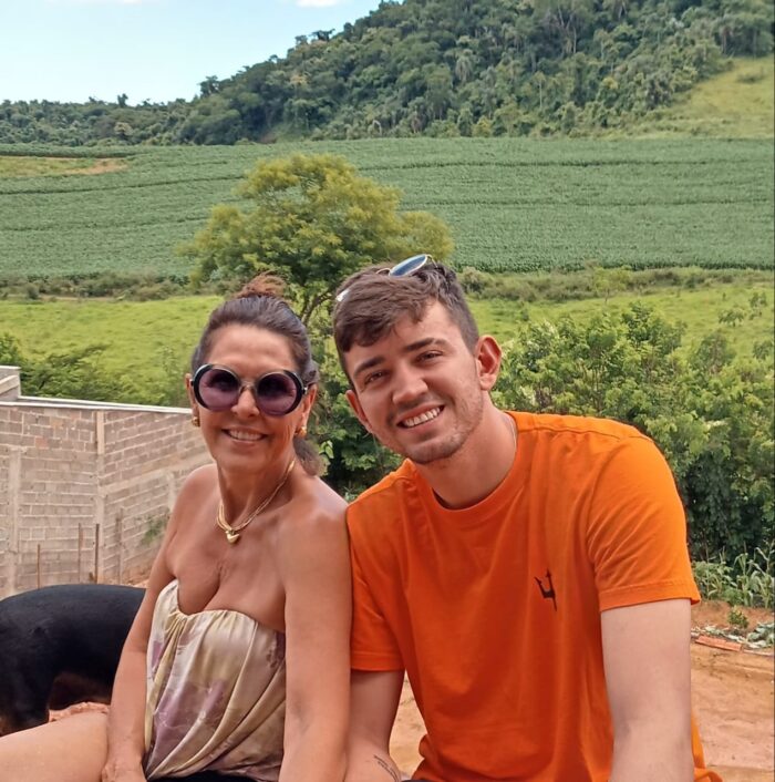 Horácio Dias, Rudi Werner (ele, 'pole position' da rede Werner Coiffeur) e Luciana Dias brindando o Natal 2 Aidê Galil e o sobrinho Gustavo Calil, goleiro do time português do Leça no almoço de Natal