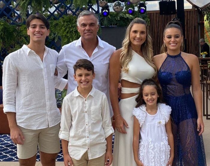 Neylson e Geise Almeida com os filhos Gabriel, Gustavo, Giovana e a aniversariante Geórgia 1 Neylson e Geise Almeida com os filhos Gabriel, Gustavo, Giovana e a aniversariante Geórgia, na comemoração de seus 18 anos no Haras 5 G, em tarde/noite animadíssima que começou com DJ e teve sequência com Renan & Christiano, Alquimia, Alude e Pedrinho
