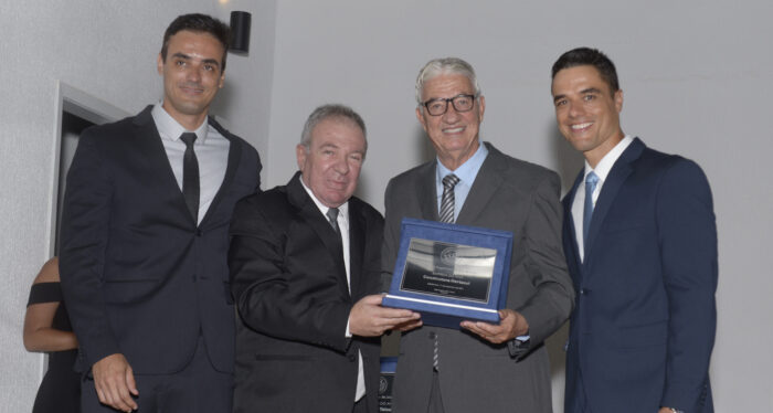 O vice-presidente do Clube de Engenharia, João Carlos Navarro entrega a placa de "Empresa do Ano" 2 O vice-presidente do Clube de Engenharia, João Carlos Navarro entrega a placa de "Empresa do Ano" ao fundador da Construtora Nortesul, Victor Hugo Castañon Mattos e a seus filhos Victor Hugo e Frederico, no jantar de homenagens na Associação Portuguesa Foto: Wólmer Monteiro
