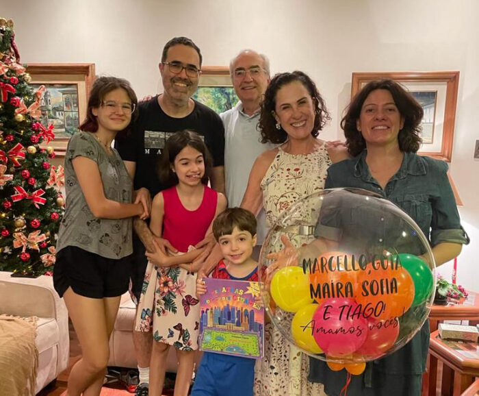 As irmãs Suellen e Juércia Lazzarini iluminam o primeiro domingo de dezembro 2 Hora da despedida: Maria Lúcia e Marcos Lúcio Lignani Siqueira clicados com o filho Marcello, a nora Maria Augusta e os netos Maíra, Sofia e Tiago. Foi na despedida do jovem casal, que embarcou para Lisboa onde vai ficar 14 dias e depois segue para a Catania, na Sicília. Maria Augusta foi contemplada com bolsa de pós-doutorado em entomologia e Marcello (com licença sem remuneração da UFV) pretende trabalhar na área de Medicina de Família junto à comunidade de refugiados na cidade italiana.