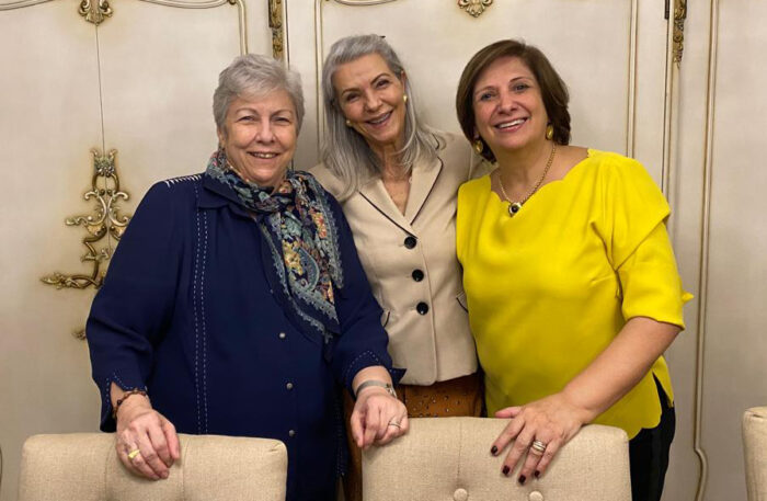 Juliana Batitucci, a anfitriã Regina Gonçalves Gouvêa e Lourdinha dos Santos Souza nas comemorações de fim de ano 1 Juliana Batitucci, a anfitriã Regina Gonçalves Gouvêa e Lourdinha dos Santos Souza nas comemorações de fim de ano