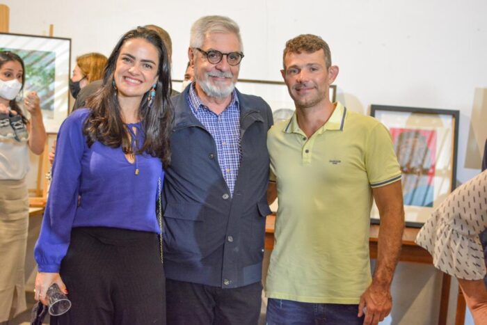 O artista Iriê Salomão, ladeado por Tatiana e Henrique Lawall, na abertura da exposição “Reencontros”, na Casa de Minas 1 O artista Iriê Salomão, ladeado por Tatiana e Henrique Lawall, na abertura da exposição “Reencontros”, na Casa de Minas Foto: Brendha Torres