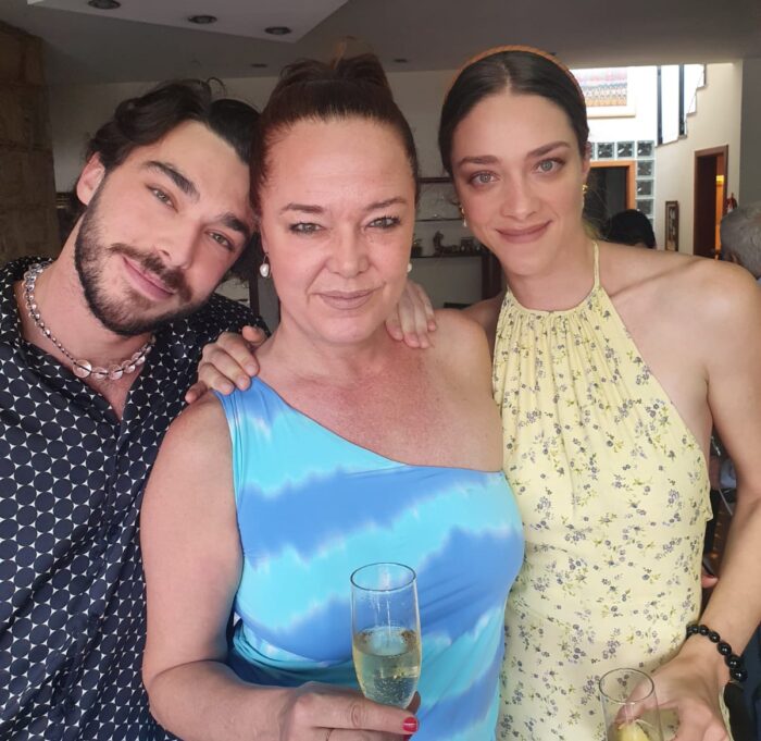 Juliana Batitucci, a anfitriã Regina Gonçalves Gouvêa e Lourdinha dos Santos Souza nas comemorações de fim de ano 2 Patrícia Teixeira ladeada pelos filhos Marc e a ‘top model’ Nathalie Edenburg no clima natalino