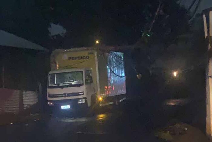 Caminhão colide contra poste e deixa Bairro Progresso sem energia 1 acidente caminhao