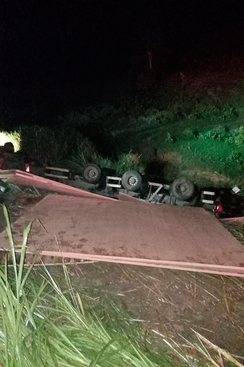 Caminhoneiro morre após veículo sair da pista e capotar 1 caminhao 3