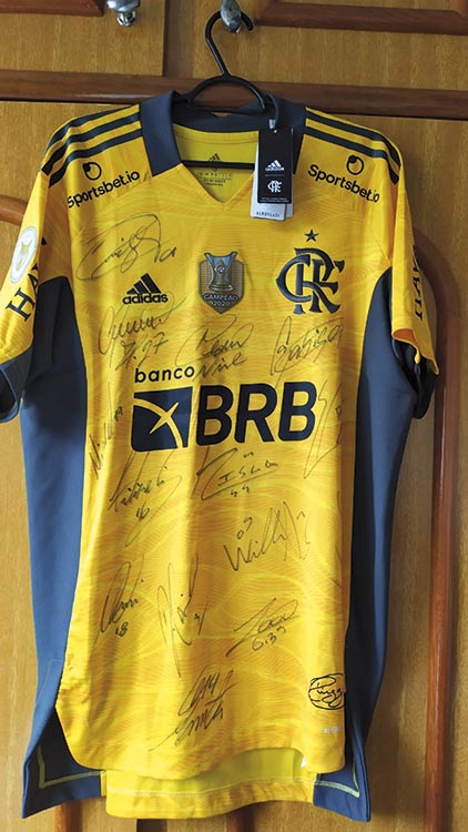 Camisas autografadas do Flamengo serão rifadas e/ou leiloadas por instuições filantrópicas 2 camisa flamengo dia das criancas