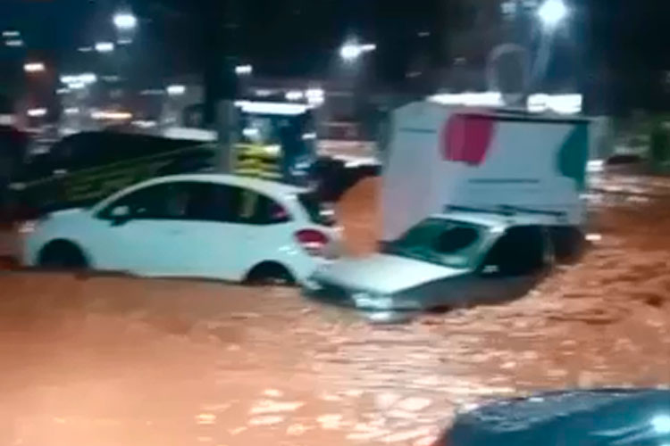 Córrego Santa Luzia transborda, e bombeiros são acionados para resgate 3 chuva santa luzia foto do leitor leandro soares