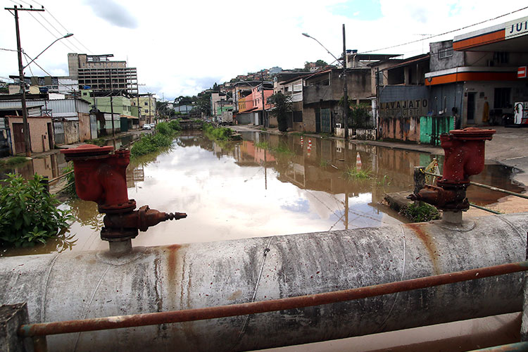 Com chuva e sem mureta de proteção, córrego do Bairro Industrial transborda 1 corrego humaita bairro industrial by fernando priamo 2