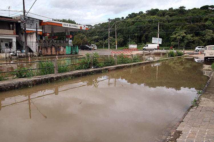Com chuva e sem mureta de proteção, córrego do Bairro Industrial transborda 2 corrego humaita bairro industrial by fernando priamo