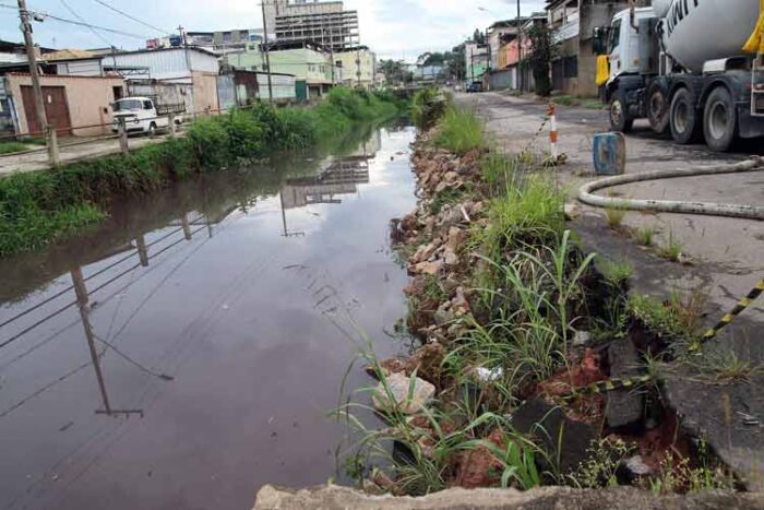 Queda de mureta que separava córrego no Bairro Industrial gera insegurança nos moradores 1 queda mureta humaita