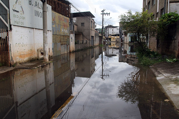 Com chuva e sem mureta de proteção, córrego do Bairro Industrial transborda 3 rua henrique simoes bairro industrial by fernando