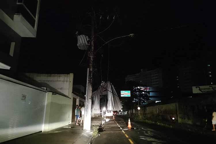 Temporal com ventos de até 77km/h causa quedas de árvores e postes 1 telha caida na fiacao eduardo valente