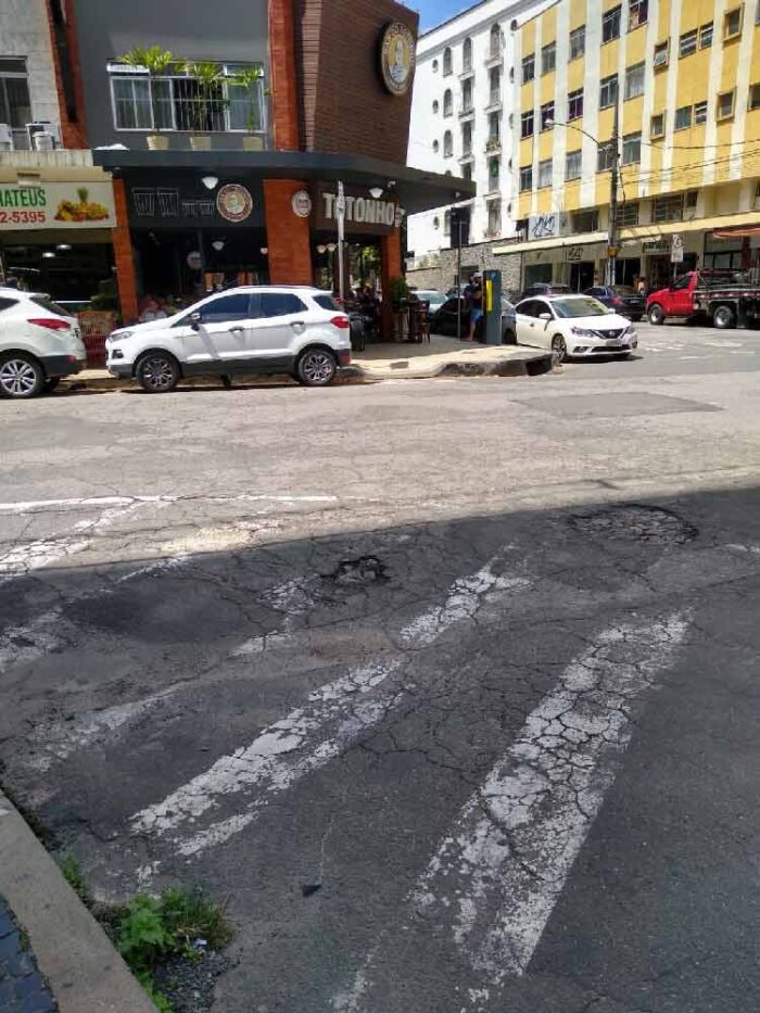 Desnível no asfalto preocupa moradores no São Mateus 1 vu sao mateus