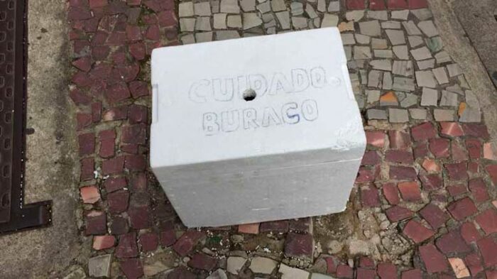 Buraco na Rua Halfeld é sinalizado com caixa de isopor 2 vu22.12