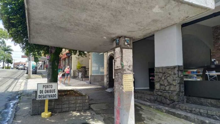 Moradores reclamam de ponto de ônibus desativado na Avenida dos Andradas 1 vu30.12