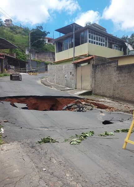 Asfalto cede e abre cratera no Bairro Parque Serra Verde 1 22 01 2022 cratera foto divulgacao cesama