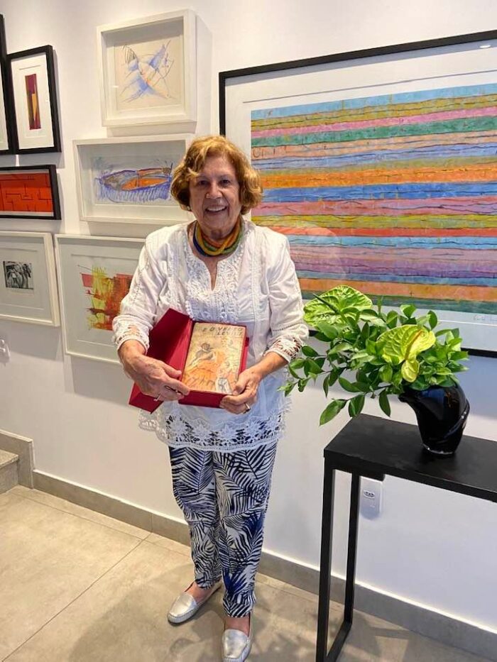 Lorena Rodrigues esbanjando elegância 5 Clássico da literatura: A bibliotecária Lygia Toledo exibindo o livro “E o vento levou", que ganhou da amiga e ex-professora Leila Gomide. Editada em 1940, a obra que descreve a Guerra Civil norte-americana e retrata as grandes mudanças que pavimentaram a história dos EUA, foi restaurada pelas mãos do competente Aloísio Arnaldo Nunes de Castro.