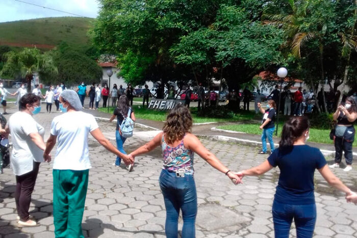Abraço solidário marca ato contra mudança de gestão do Hospital João Penido 1 ABRACO SOLIDARIO foto Wander Alhadas