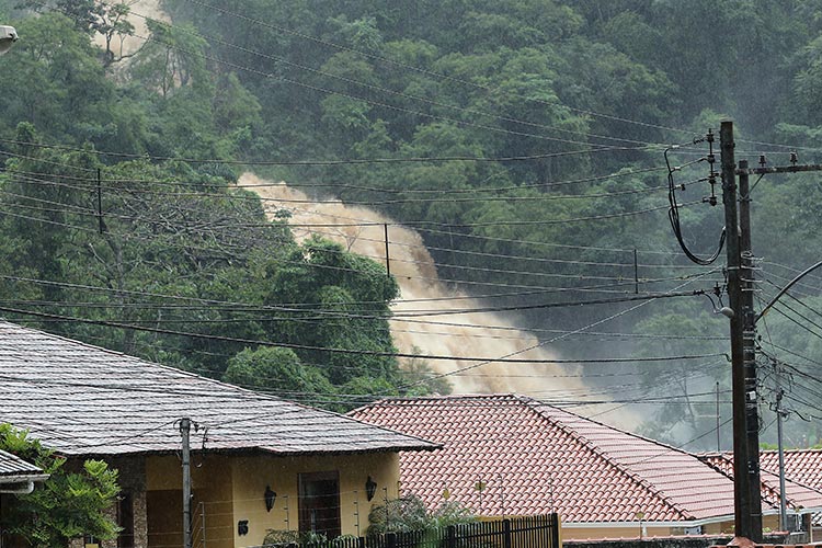 Rio Paraibuna tem segunda maior cheia em 20 anos, segundo Defesa Civil 3 Bairro Democrata e Vale do Ipe cachoeira by fernando priamo