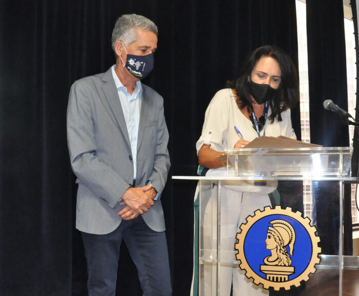 A elegância de Sara Costa Gomes 2 JF na diretoria do Crea-MG: Engenheira formada pela UFJF, a juiz-forana Maria Angélica Arantes de Aguiar Abreu tomou posse na diretoria administrativa e financeira do Crea-MG. Anteriormente, ela atuou no conselho como suplente e depois como efetiva pelo Sindicato de Engenheiros no Estado de Minas Gerais (Senge-MG).Diretora administrativa da Regional Zona da Mata do Senge-MG, coordenadora-adjunta da Câmara Especializada de Engenharia Civil e integrante do Programa Mulher do Crea-MG, Maria Angélica comentou sobre “a honra de ocupar uma diretoria no Crea-MG com todas as profissionais da engenharia, da agronomia e das geociências”. Foto: ADRIANA VON KRUGER