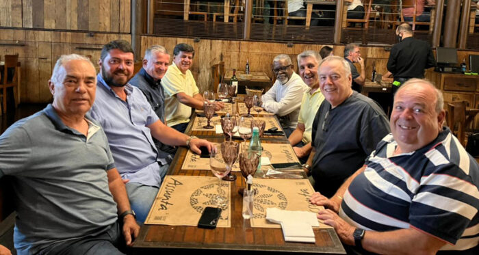 Rudy Vilaça (com o filho Adam) e Hávida Di Barcelos em Cabo Frio (RJ) 2 João Matos, Rodrigo Fávero, Jovino Campos, CR, Paulo Cesar Magella, Cezar Prata, Sinval Cruz e Fernandão Assad em mesa de bons vinhos e animados papos no Assunta