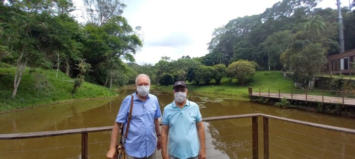 A elegância de Sara Costa Gomes 3 Príncipe visita Jardim Botânico: Ciceroneado pelo arquiteto Antônio Carlos Duarte (à direita na foto), quem visitou o Jardim Botânico da UFJF foi Dom Pedro Carlos Orleans e Bragança, descendente de Dom João VI - o criador do Jardim Botânico do Rio de Janeiro, em 1808.O príncipe ficou surpreso e maravilhado com a beleza, a extensão e o potencial cultural e turístico do espaço. Também observou o significativo número de visitantes.