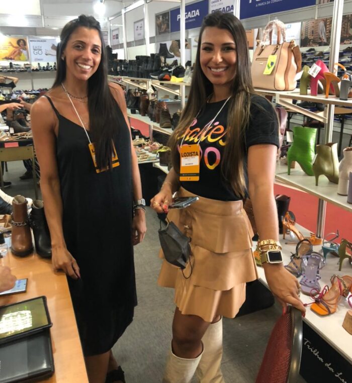 Ludmilla Lima e Gabrielle Cortat (Salto15) estavam entre os mais de 200 empresários que visitaram o Showroom de Calçados e Acessórios que terminou, ontem, no Trade Hotel 1 Ludmilla Lima e Gabrielle Cortat (Salto15) estavam entre os mais de 200 empresários que visitaram o Showroom de Calçados e Acessórios que terminou, ontem, no Trade Hotel