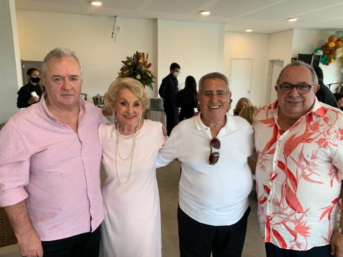 A juíza Mônica Barbosa dos Santos e Denilson Closato clicados na Estação Grill 3 Yvonne Ahouagi Costa realçando sua elegância entre Rominho Monteiro de Andrade, Eduardo Villela de Andrade e Rogério Adum Araujo no Aero Ville