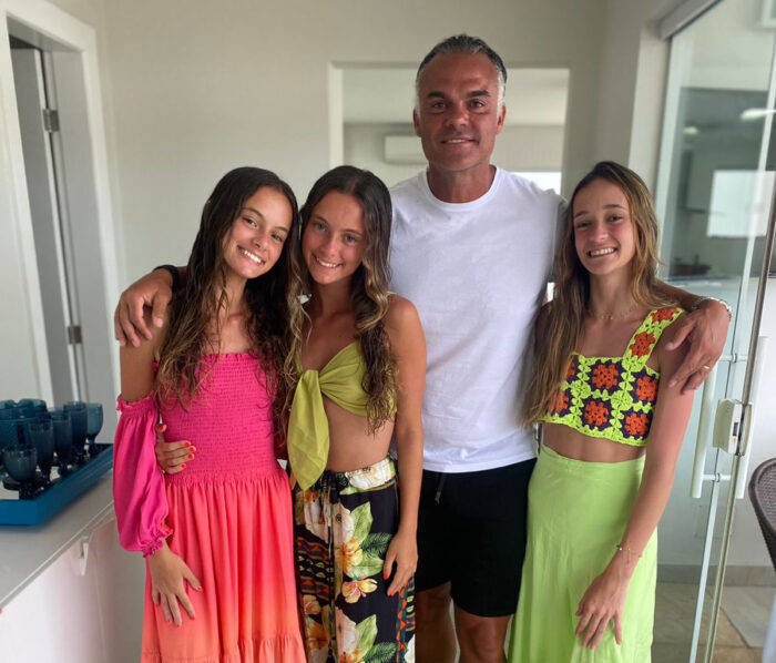 Iasmin Campos, simplesmente bela, ilumina o domingo de verão 3 Neylson Almeida recebendo em sua mansão de Búzios (RJ) as sobrinhas, gêmeas Paula e Sofia, e Luciana Saggioro - única bailarina brasileira que vai participar do Prix de Lausanne, na Suíça