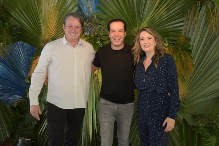Os anfitriões Juliano Leite Rodrigues e Luciana Motta ladeando Ricardo Nunes, o fundador da Ricardo Eletro que falou, ontem, no almoço do Clube de Permuta, na AABB 2 Os anfitriões Juliano Leite Rodrigues e Luciana Motta ladeando Ricardo Nunes, o fundador da Ricardo Eletro que falou, ontem, no almoço do Clube de Permuta, na AABB