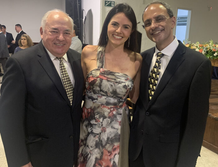  Valmir de Castro Pinto com a filha Vivian Gemiliano Pinto e o presidente da Cesama, Júlio César Teixeira durante jantar na Associação Portuguesa    