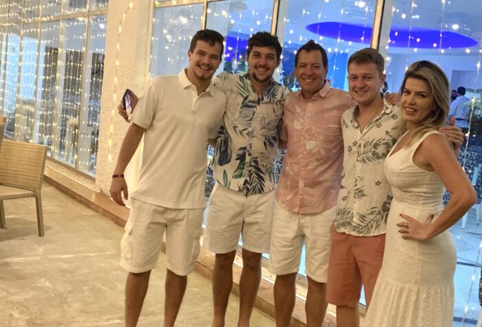 Gustavo Arantes, Igor Arantes, Kaio Floretino, Luciano e Ana Carolina Arantes, em Cancún 1 Gustavo Arantes, Igor Arantes, Kaio Floretino, Luciano e Ana Carolina Arantes, em Cancún