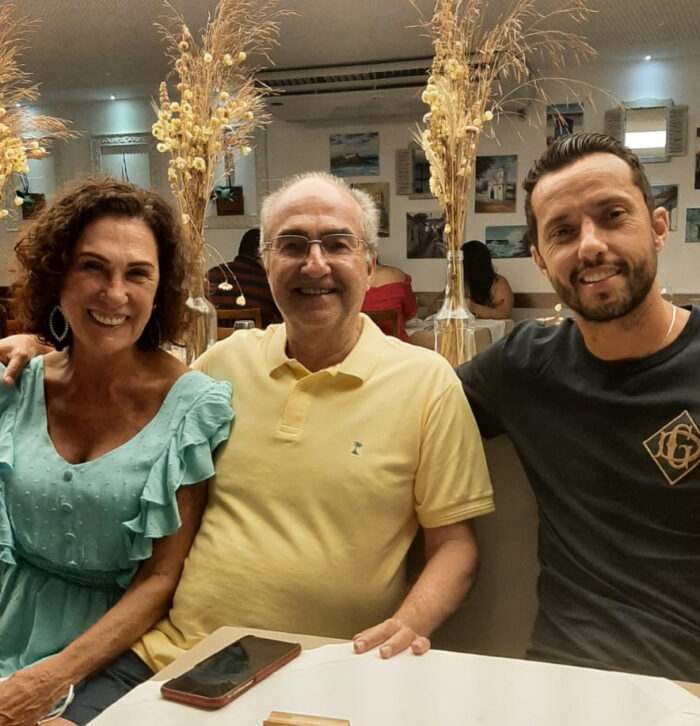 Ludmilla Lima e Gabrielle Cortat (Salto15) estavam entre os mais de 200 empresários que visitaram o Showroom de Calçados e Acessórios que terminou, ontem, no Trade Hotel 2 Maria Lúcia e Marcos Lúcio Siqueira com Nenê, meio-campo do Vasco, no Restaurante do Zé, em Cabo Frio