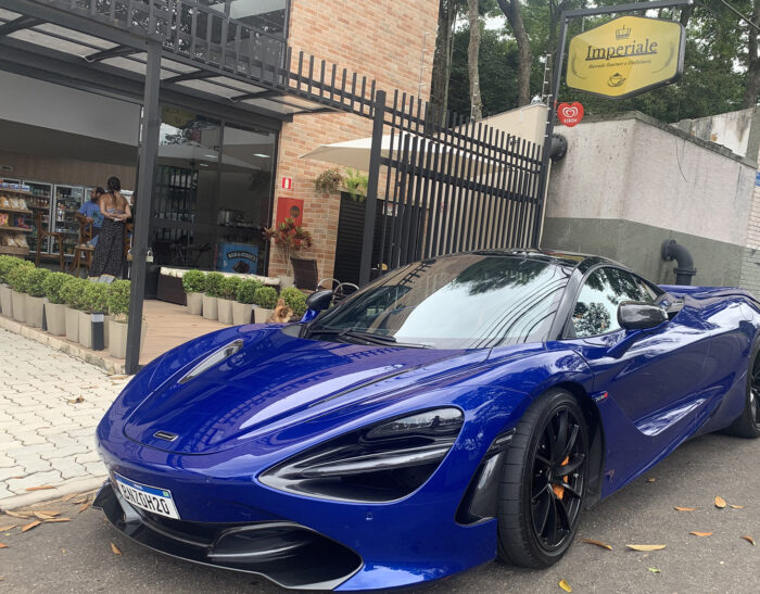 Os anfitriões Juliano Leite Rodrigues e Luciana Motta ladeando Ricardo Nunes, o fundador da Ricardo Eletro que falou, ontem, no almoço do Clube de Permuta, na AABB 3 Na manhã dominical esta McLaren 720S 4.0 V8 Turbo, estacionada em frente à Imperiale Confeitaria, chamou a atenção de quem passava pela Rua das Petúnias, no Novo Horizonte. O bólido, superesportivo, está avaliado em R$ 3,5 milhões e tem uma aceleração de 0 a 100 km em apenas 2,9 segundos