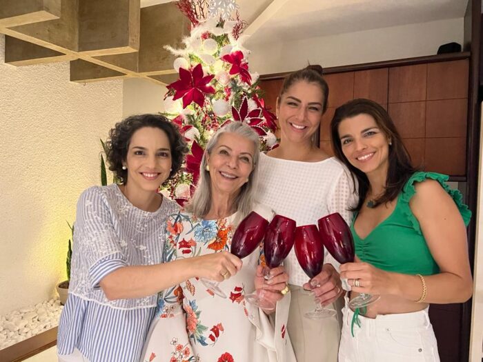 Regina Gonçalves Gouvêa brindando com as filhas Thayssa, Camyla e Laryssa Gonçalves Gouvêa Faiçal 1 Regina Gonçalves Gouvêa brindando com as filhas Thayssa, Camyla e Laryssa Gonçalves Gouvêa Faiçal