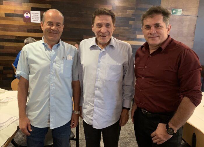 O presidente da Santa Casa, Renato Villela Loures ladeado pelo novo vice, Emanuel Rodrigues de Mattos e o gerente comercial da Tribuna de Minas, Dennis Orrú 1 O presidente da Santa Casa, Renato Villela Loures ladeado pelo novo vice, Emanuel Rodrigues de Mattos e o gerente comercial da Tribuna de Minas, Dennis Orrú, ontem, no almoço da Chimarron