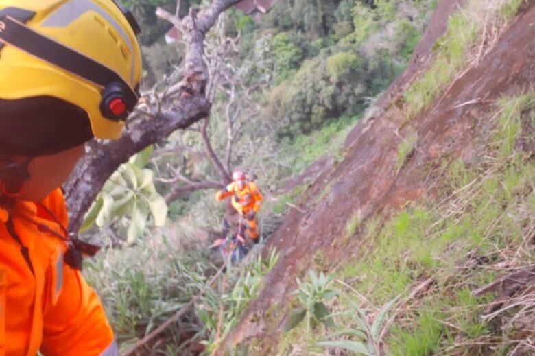 Jovem sofre queda após tentar escalar pedreira no Floresta 2 Resgate no Floresta by bombeiros e1641393131179