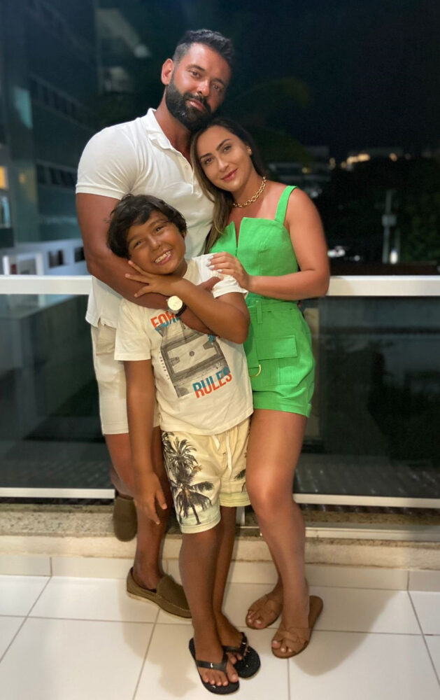 Rudy Vilaça (com o filho Adam) e Hávida Di Barcelos em Cabo Frio (RJ) 1 Rudy Vilaça (com o filho Adam) e Hávida Di Barcelos em Cabo Frio (RJ)