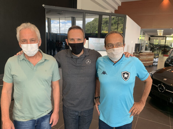 Regina Gonçalves Gouvêa brindando com as filhas Thayssa, Camyla e Laryssa Gonçalves Gouvêa Faiçal 2 Gilson Miana, Luiz Rodrigo de Sá Alves e Aécio Meirelles no ‘brunch’ de lançamento dos modelos Mercedes C 200 e C 300, na Bamaq