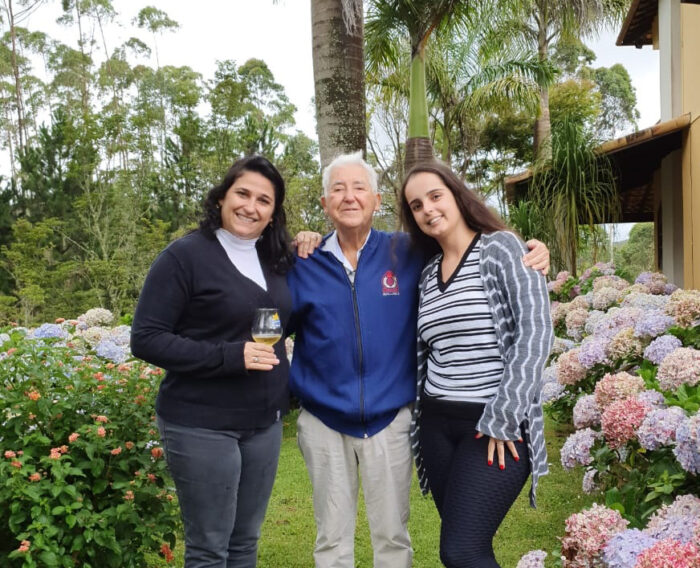Carolina Merhy Gatto ladeada pela mãe Christiane Merhy e Daça Sudré, na festa de psicologia da UFJF, no Terrazzo 2 José Ventura, entre a filha Andréa e Júlia Coelho, curtindo a tranquilidade de sua fazenda em Bom Jardim de Minas