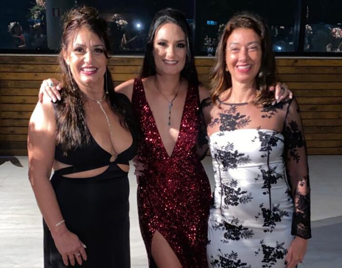 Carolina Merhy Gatto ladeada pela mãe Christiane Merhy e Daça Sudré, na festa de psicologia da UFJF, no Terrazzo 1 Carolina Merhy Gatto ladeada pela mãe Christiane Merhy e Daça Sudré, na festa de psicologia da UFJF, no Terrazzo