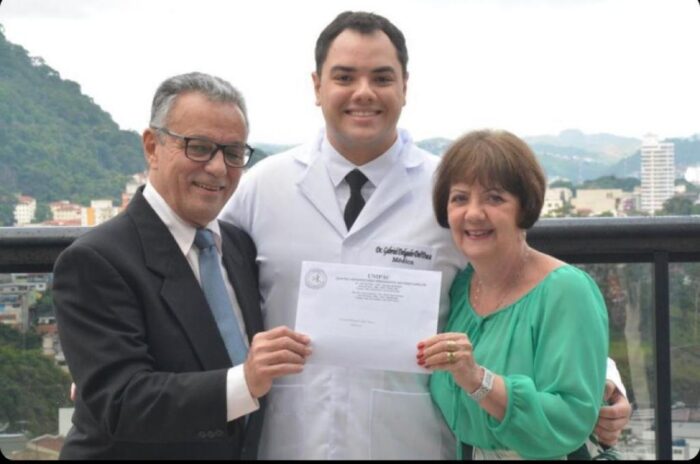 Moa Siqueira e Mary Ghedin com Luna e Ravi na virada do ano em Caraguatatuba (SP) 2 Gabriel Delgado Del’Duca com os pais Marcus e Norma Del’Duca na colação de grau em medicina pela Unipac