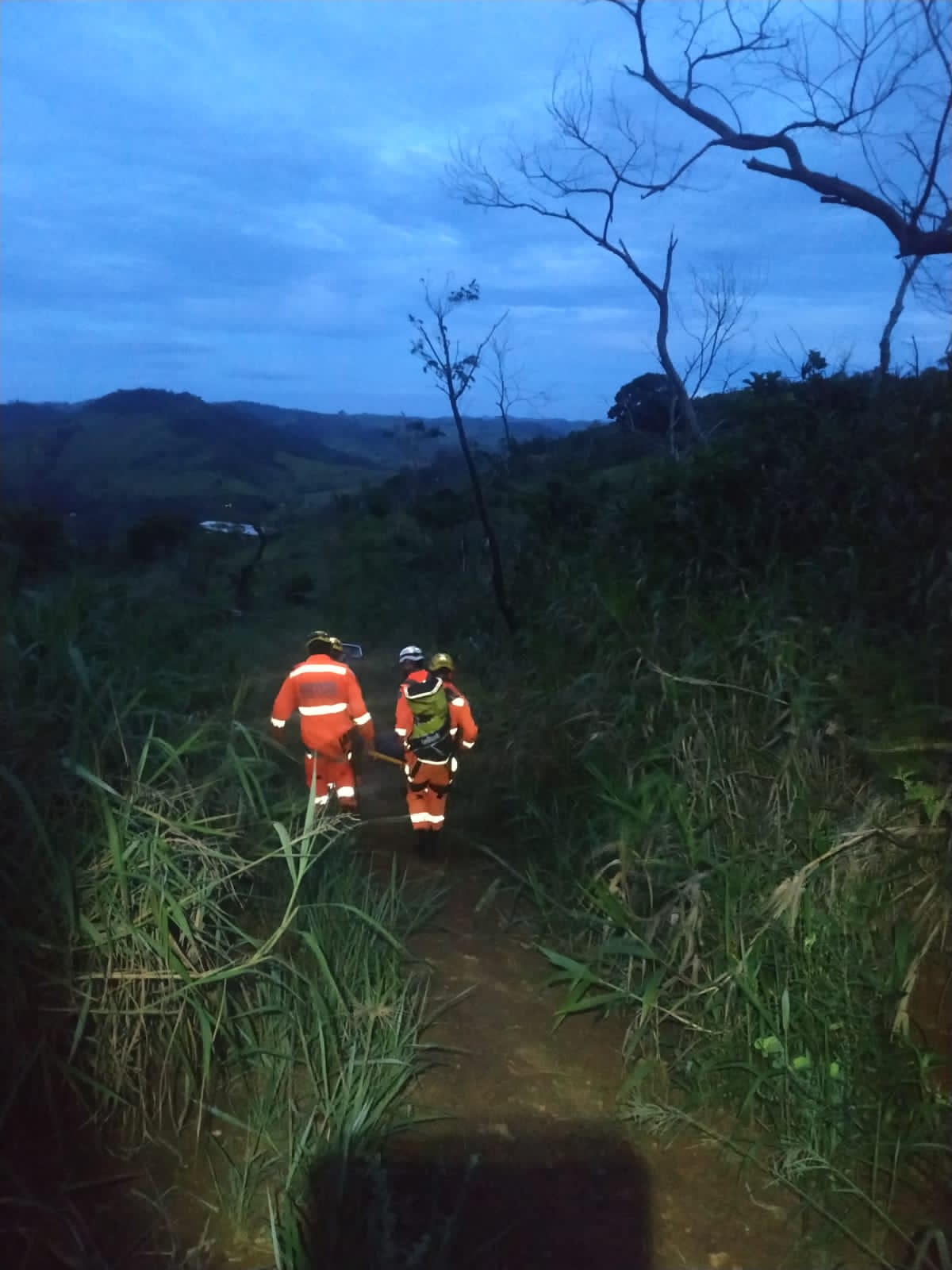Jovem sofre queda após tentar escalar pedreira no Floresta 1 bombeiros