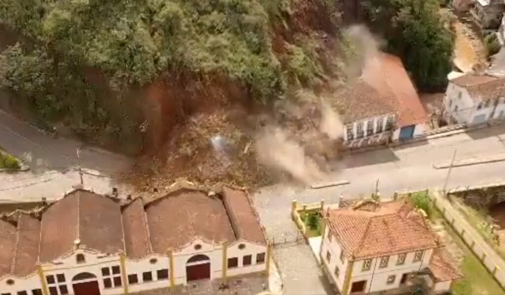 Casarão histórico em Ouro Preto é destruído após queda de barranco; veja imagens 2 casarao destruido em ouro preto 1