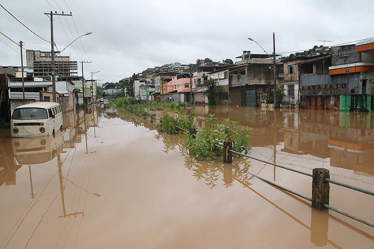 Rio Paraibuna tem segunda maior cheia em 20 anos, segundo Defesa Civil 1 chuva bairro industrial by fernando