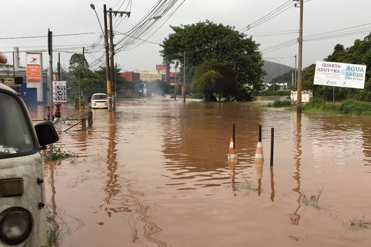 Rio Paraibuna tem segunda maior cheia em 20 anos, segundo Defesa Civil 4 chuva fecha acesso norte by fernando