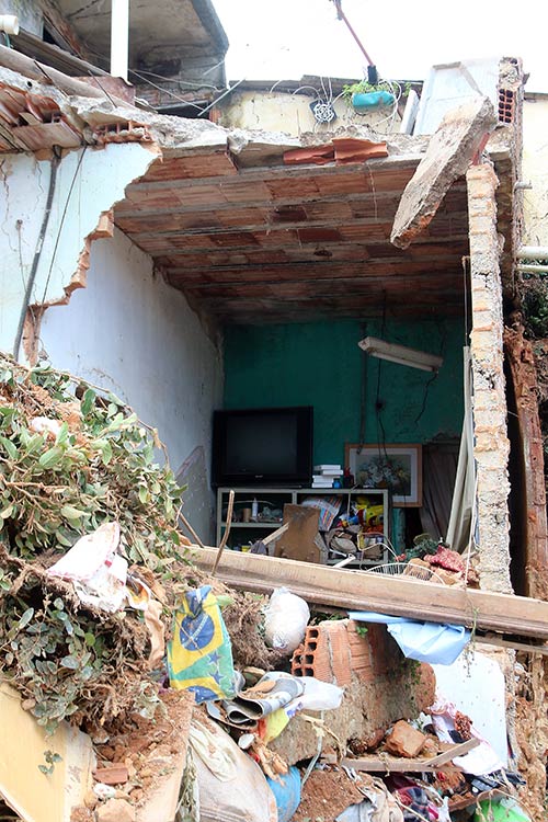 Imóvel desaba parcialmente no Bairro Araújo após temporal 2 desabamento bairro araujo by fernando 2